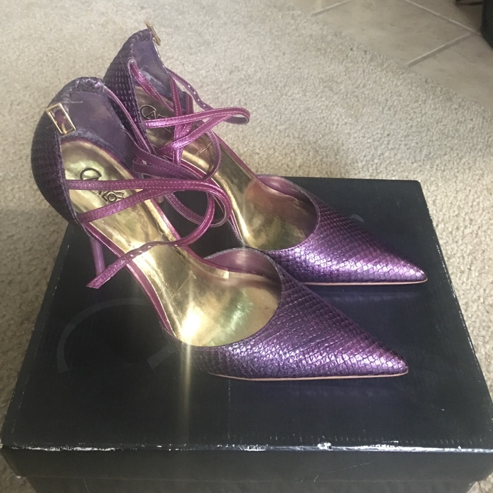 Carlos Santana Iridescent Purple Snake-Embossed Pointed-Toe Heels - Picture 7 of 11